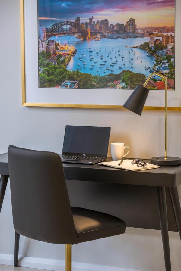 Meriton Suites Pitt Street, Сидни Екстериор снимка A desk lamp