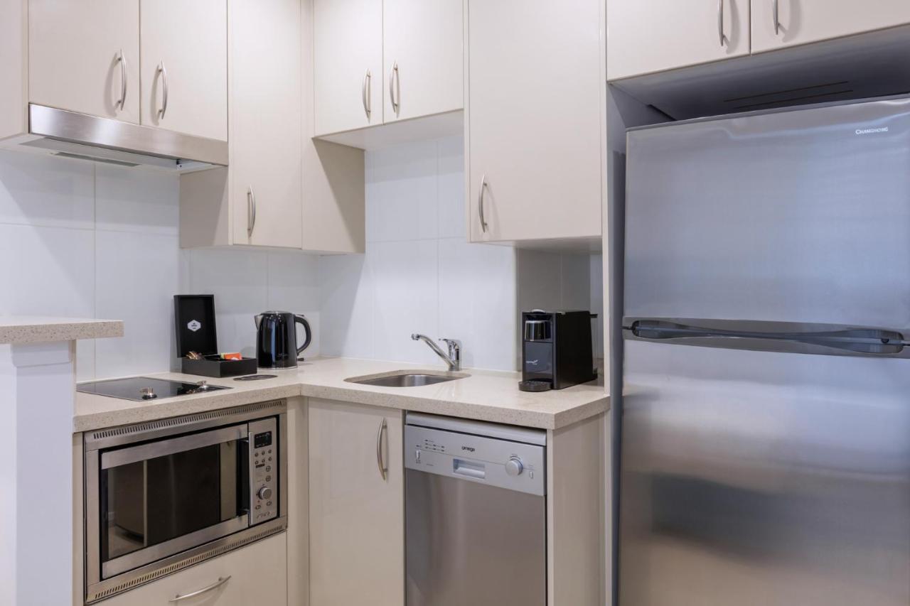 Meriton Suites Pitt Street, Сидни Екстериор снимка A typical kitchen in a serviced apartment