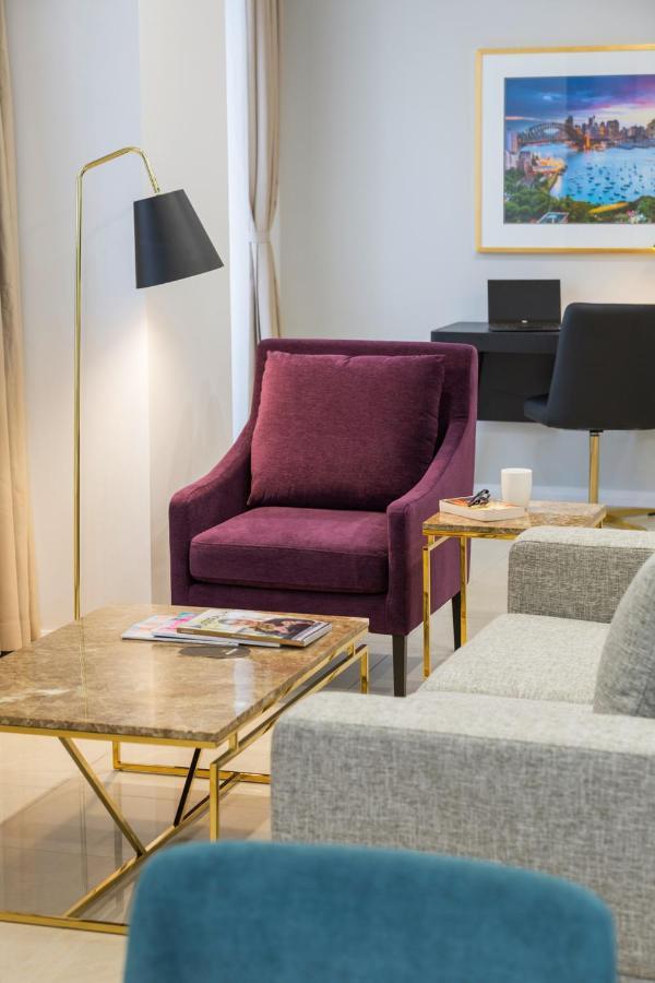 Meriton Suites Pitt Street, Сидни Екстериор снимка A chair