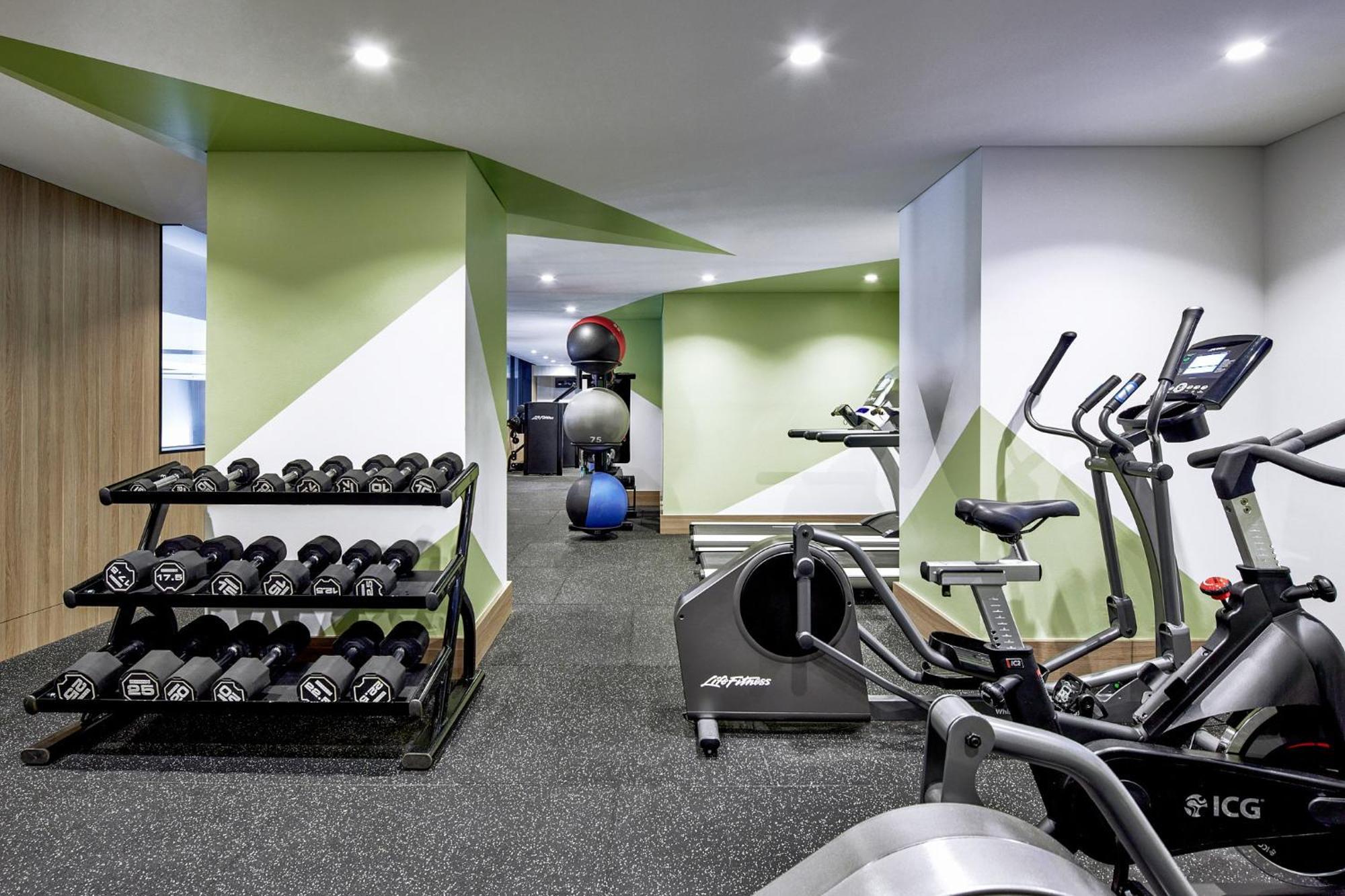 Meriton Suites Pitt Street, Сидни Екстериор снимка The gym at the hotel